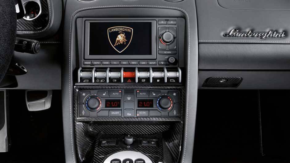 Ar dual zone e tela multim&iacute;dia s&atilde;o alguns dos recursos do esportivo | <a href="https://beta-develop.quatrorodas.abril.com.br/noticias/lamborghini-ira-exibir-gallardo-lp-560-4-sao-paulo-299619_p.shtml" rel="migration">Leia mais</a>