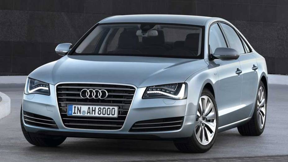 Versão de produção do sedã híbrido é revelada e chega em 2012 | <a href="https://beta-develop.quatrorodas.abril.com.br/carros/lancamentos/audi-a8-hybrid-637518.shtml" rel="migration">Leia mais</a> Versão de produção do sedã híbrido é revelada e chega em 2012 | <a href="https://beta-develop.quatrorodas.abril.com.br/carros/lancamentos/audi-a8-hybrid-637518.shtml" rel="migration">Leia mais</a>