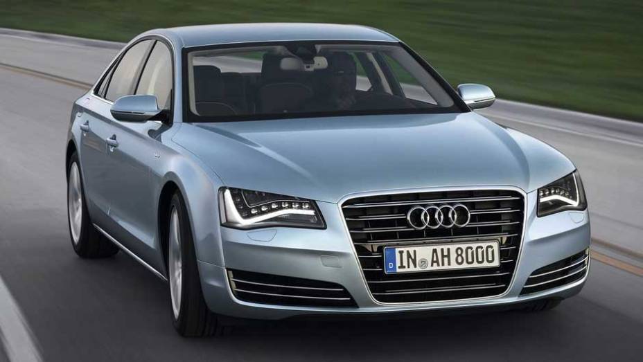 Modelo definitivo será apresentado ao público em Frankfurt | <a href="https://beta-develop.quatrorodas.abril.com.br/carros/lancamentos/audi-a8-hybrid-637518.shtml" rel="migration">Leia mais</a>