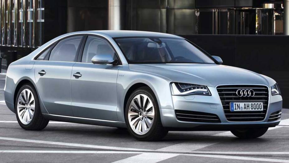 Sedã combina motor 2.0 TFSI com um elétrico de 54 cv | <a href="https://beta-develop.quatrorodas.abril.com.br/carros/lancamentos/audi-a8-hybrid-637518.shtml" rel="migration">Leia mais</a>