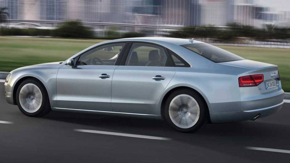 Carro acelera de 0 a 100 km/h em 7,7 segundos | <a href="https://beta-develop.quatrorodas.abril.com.br/carros/lancamentos/audi-a8-hybrid-637518.shtml" rel="migration">Leia mais</a>