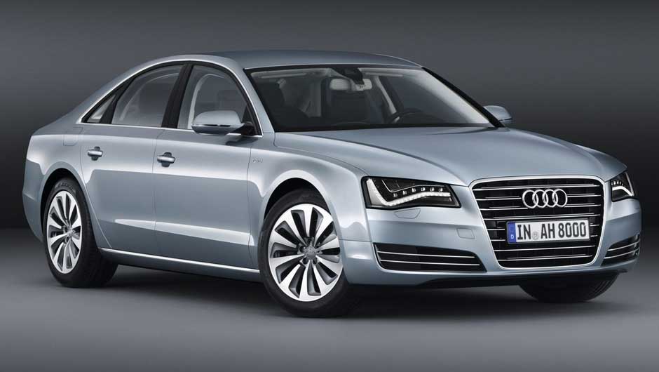 M&eacute;dia de consumo informado pela marca &eacute; de 15,6 km/l e as emiss&otilde;es s&atilde;o de 148 g/km | <a href="https://beta-develop.quatrorodas.abril.com.br/carros/lancamentos/audi-a8-hybrid-637518.shtml" rel="migration">Leia mais</a>