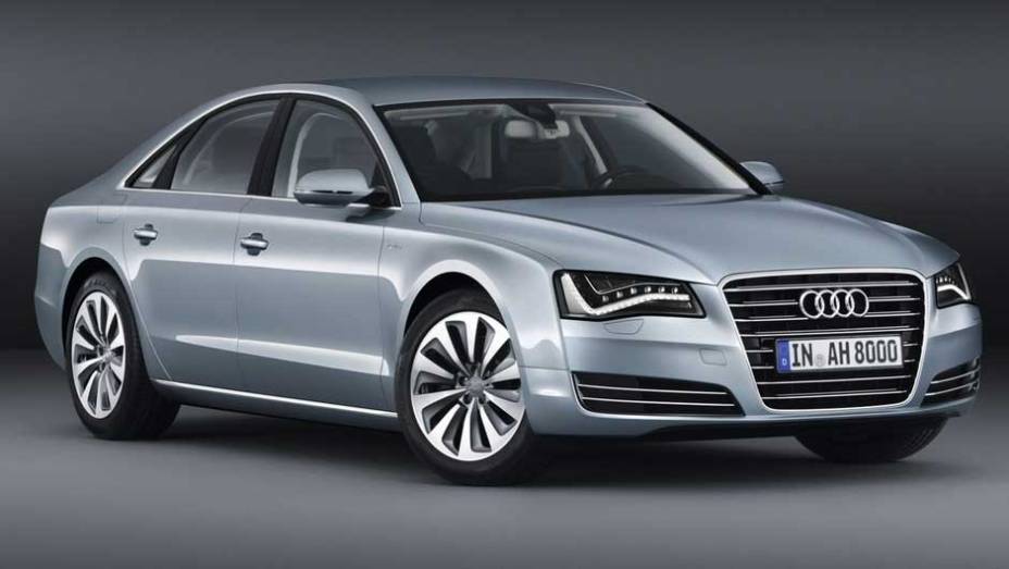 M&eacute;dia de consumo informado pela marca &eacute; de 15,6 km/l e as emiss&otilde;es s&atilde;o de 148 g/km | <a href="https://beta-develop.quatrorodas.abril.com.br/carros/lancamentos/audi-a8-hybrid-637518.shtml" rel="migration">Leia mais</a>