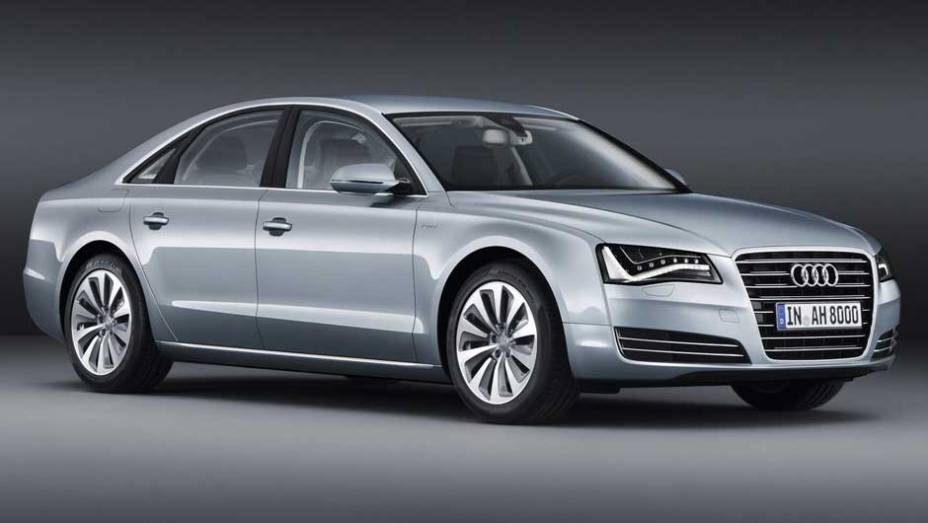 Protótipo do Audi A8 Hybrid foi revelado no Salão de Genebra em 2010 | <a href="https://beta-develop.quatrorodas.abril.com.br/carros/lancamentos/audi-a8-hybrid-637518.shtml" rel="migration">Leia mais</a>