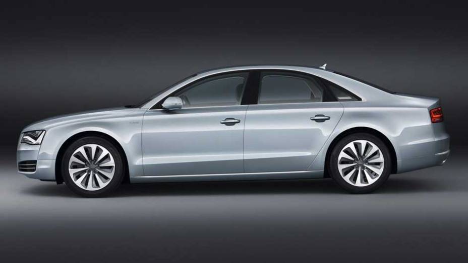 Versão de produção teve alterações discretas em relação ao conceito | <a href="https://beta-develop.quatrorodas.abril.com.br/carros/lancamentos/audi-a8-hybrid-637518.shtml" rel="migration">Leia mais</a>