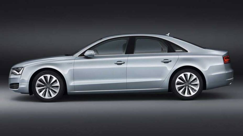 Vers&atilde;o de produ&ccedil;&atilde;o teve altera&ccedil;&otilde;es discretas em rela&ccedil;&atilde;o ao conceito | <a href="https://beta-develop.quatrorodas.abril.com.br/carros/lancamentos/audi-a8-hybrid-637518.shtml" rel="migration">Leia mais</a>