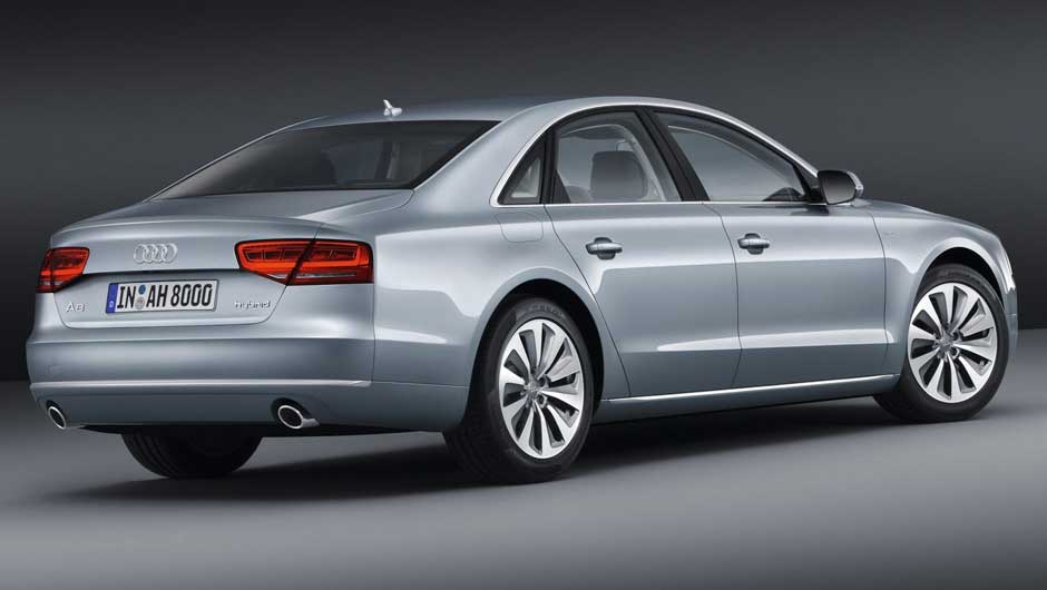 Rodas de liga leve de 18 polegadas t&ecirc;m dez raios | <a href="https://beta-develop.quatrorodas.abril.com.br/carros/lancamentos/audi-a8-hybrid-637518.shtml" rel="migration">Leia mais</a>