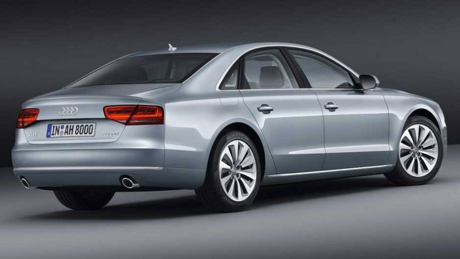Rodas de liga leve de 18 polegadas t&ecirc;m dez raios | <a href="https://beta-develop.quatrorodas.abril.com.br/carros/lancamentos/audi-a8-hybrid-637518.shtml" rel="migration">Leia mais</a>