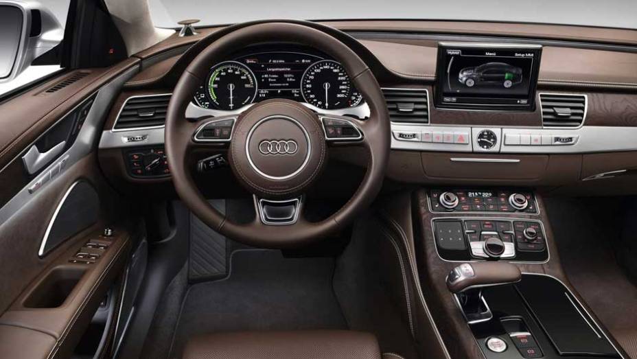 Sedã pode andar somente no modo elétrico em velocidades até 100 km/h | <a href="https://beta-develop.quatrorodas.abril.com.br/carros/lancamentos/audi-a8-hybrid-637518.shtml" rel="migration">Leia mais</a>