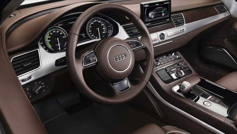 Transmissão é a automática tiptronic de oito velocidades | <a href="https://beta-develop.quatrorodas.abril.com.br/carros/lancamentos/audi-a8-hybrid-637518.shtml" rel="migration">Leia mais</a>