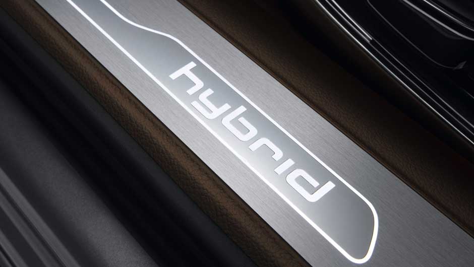 Emblema tamb&eacute;m aparece na soleira | <a href="https://beta-develop.quatrorodas.abril.com.br/carros/lancamentos/audi-a8-hybrid-637518.shtml" rel="migration">Leia mais</a>