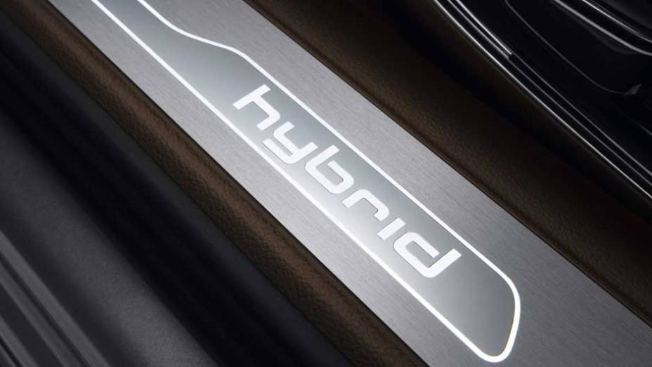 Emblema também aparece na soleira | <a href="https://beta-develop.quatrorodas.abril.com.br/carros/lancamentos/audi-a8-hybrid-637518.shtml" rel="migration">Leia mais</a> Emblema também aparece na soleira | <a href="https://beta-develop.quatrorodas.abril.com.br/carros/lancamentos/audi-a8-hybrid-637518.shtml" rel="migration">Leia mais</a>