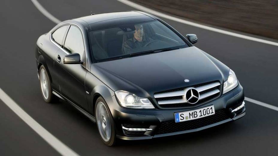 Cup&ecirc; &eacute; quase quatro cent&iacute;metros mais baixo que o sed&atilde; | <a href="https://beta-develop.quatrorodas.abril.com.br/noticias/mercedes-c-180-coupe-chega-ao-brasil-299670_p.shtml" rel="migration">Leia mais</a>