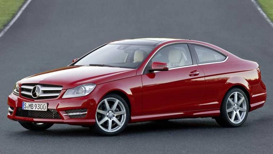 Modelo conta com cinco opções de motorização, sendo três a gasolina e duas a diesel | <a href="https://beta-develop.quatrorodas.abril.com.br/noticias/mercedes-c-180-coupe-chega-ao-brasil-299670_p.shtml" rel="migration">Leia mais</a>