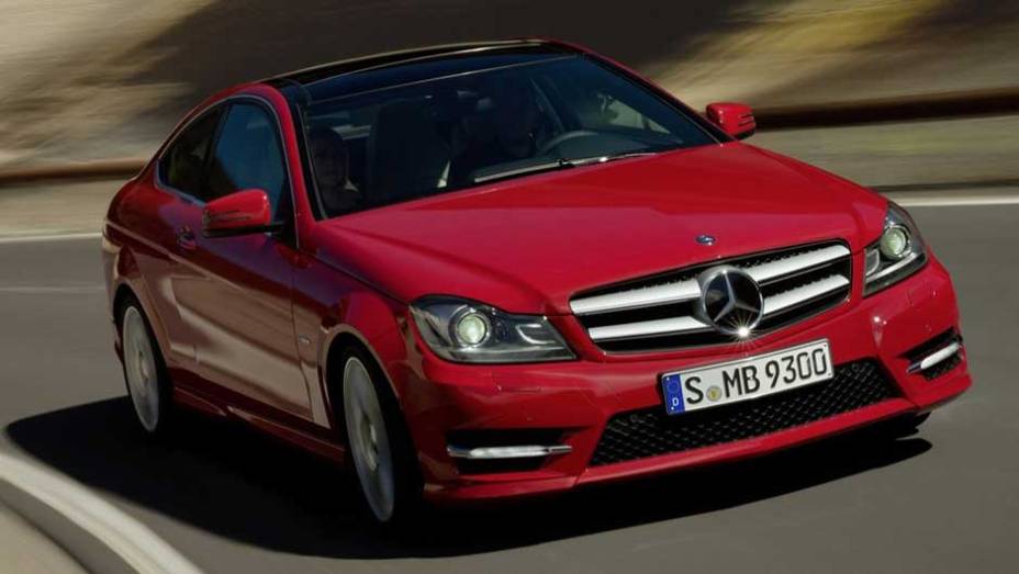 Far&oacute;is possuem ilumina&ccedil;&atilde;o bixenon | <a href="https://beta-develop.quatrorodas.abril.com.br/noticias/mercedes-c-180-coupe-chega-ao-brasil-299670_p.shtml" rel="migration">Leia mais</a>
