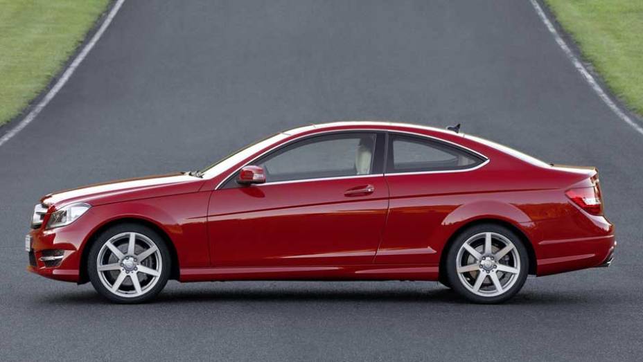 Cup&ecirc; deixou o Classe C com ares esportivos | <a href="https://beta-develop.quatrorodas.abril.com.br/noticias/mercedes-c-180-coupe-chega-ao-brasil-299670_p.shtml" rel="migration">Leia mais</a>