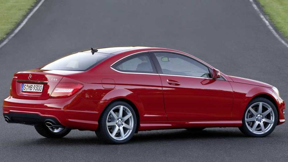 Carro possui saída dupla de escape | <a href="https://beta-develop.quatrorodas.abril.com.br/noticias/mercedes-c-180-coupe-chega-ao-brasil-299670_p.shtml" rel="migration">Leia mais</a>