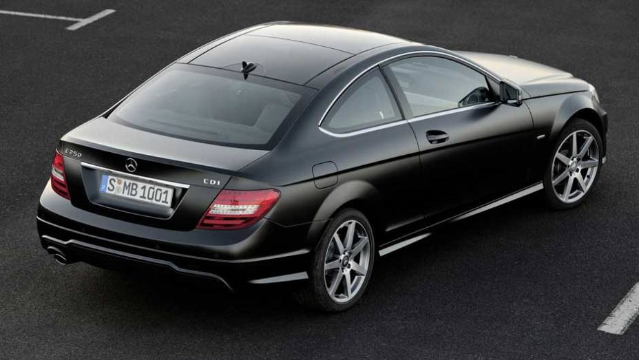 Linhas mantiveram a eleg&acirc;ncia do sed&atilde; Classe C | <a href="https://beta-develop.quatrorodas.abril.com.br/noticias/mercedes-c-180-coupe-chega-ao-brasil-299670_p.shtml" rel="migration">Leia mais</a>
