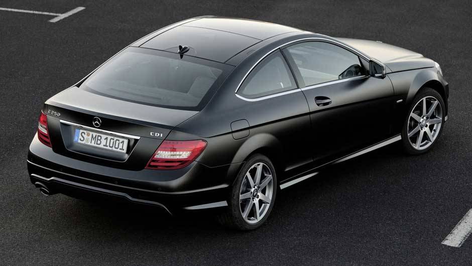 Linhas mantiveram a eleg&acirc;ncia do sed&atilde; Classe C | <a href="https://beta-develop.quatrorodas.abril.com.br/noticias/mercedes-c-180-coupe-chega-ao-brasil-299670_p.shtml" rel="migration">Leia mais</a>