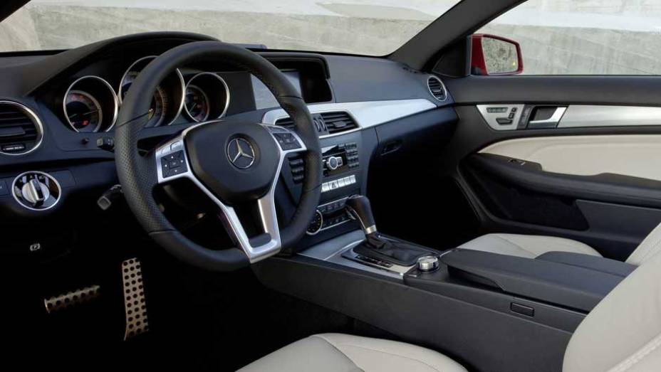 Por dentro, o ambiente é o mesmo do restante da Classe C | <a href="https://beta-develop.quatrorodas.abril.com.br/noticias/mercedes-c-180-coupe-chega-ao-brasil-299670_p.shtml" rel="migration">Leia mais</a>