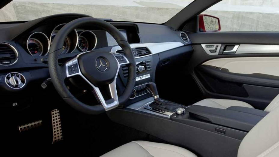 Por dentro, o ambiente &eacute; o mesmo do restante da Classe C | <a href="https://beta-develop.quatrorodas.abril.com.br/noticias/mercedes-c-180-coupe-chega-ao-brasil-299670_p.shtml" rel="migration">Leia mais</a>