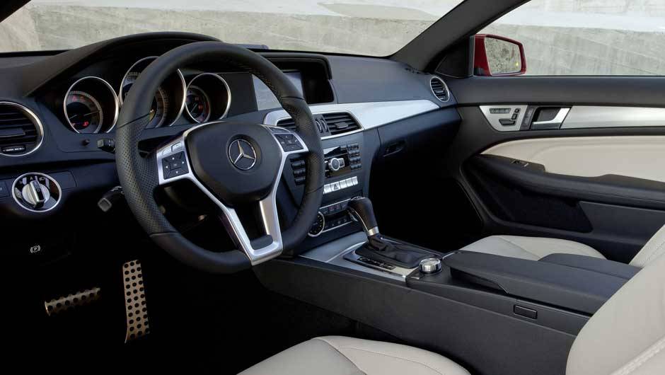 Por dentro, o ambiente &eacute; o mesmo do restante da Classe C | <a href="https://beta-develop.quatrorodas.abril.com.br/noticias/mercedes-c-180-coupe-chega-ao-brasil-299670_p.shtml" rel="migration">Leia mais</a>