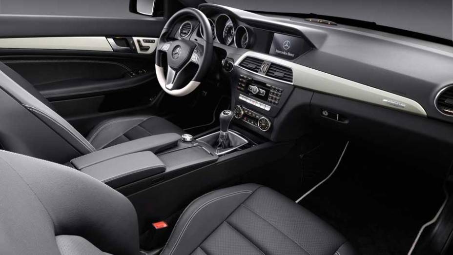 Transmiss&atilde;o &eacute; automatizada de sete marchas | <a href="https://beta-develop.quatrorodas.abril.com.br/noticias/mercedes-c-180-coupe-chega-ao-brasil-299670_p.shtml" rel="migration">Leia mais</a>