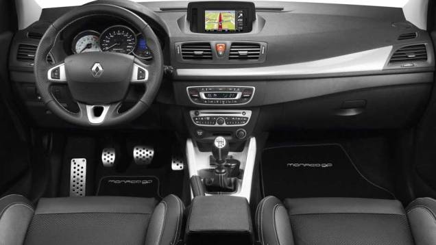 No interior, o acabamento também é em preto, com detalhes em branco | <a href="https://beta-develop.quatrorodas.abril.com.br/noticias/renault-apresenta-megane-r-s-250-monaco-gp-300252_p.shtml" rel="migration">Leia mais</a> No interior, o acabamento também é em preto, com detalhes em branco | <a href="https://beta-develop.quatrorodas.abril.com.br/noticias/renault-apresenta-megane-r-s-250-monaco-gp-300252_p.shtml" rel="migration">Leia mais</a>