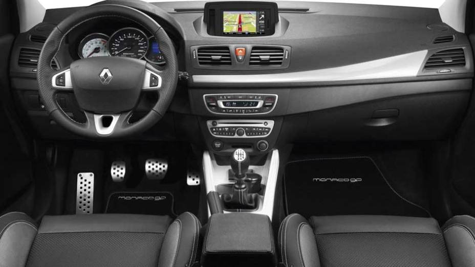 No interior, o acabamento também é em preto, com detalhes em branco | <a href="https://beta-develop.quatrorodas.abril.com.br/noticias/renault-apresenta-megane-r-s-250-monaco-gp-300252_p.shtml" rel="migration">Leia mais</a> No interior, o acabamento também é em preto, com detalhes em branco | <a href="https://beta-develop.quatrorodas.abril.com.br/noticias/renault-apresenta-megane-r-s-250-monaco-gp-300252_p.shtml" rel="migration">Leia mais</a>