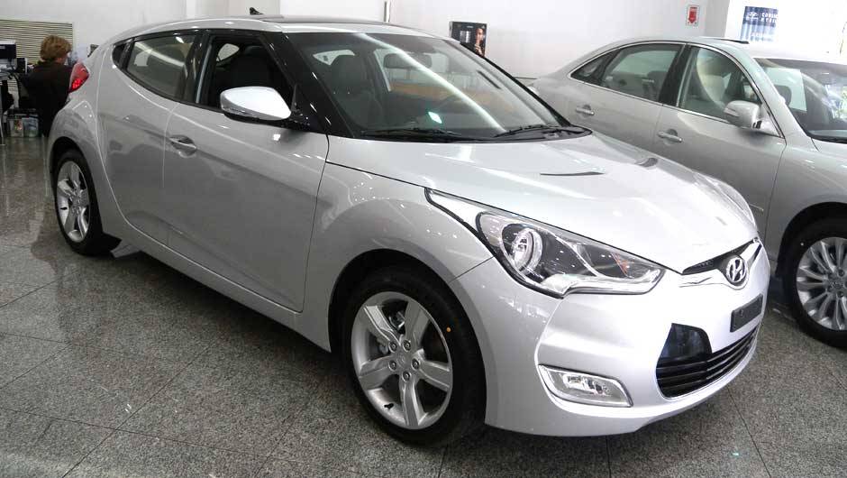 Hyundai Veloster | <a href="https://beta-develop.quatrorodas.abril.com.br/noticias/veloster-elantra-ja-estao-venda-concessionarias-hyundai-303518_p.shtml" rel="migration">Leia mais</a>