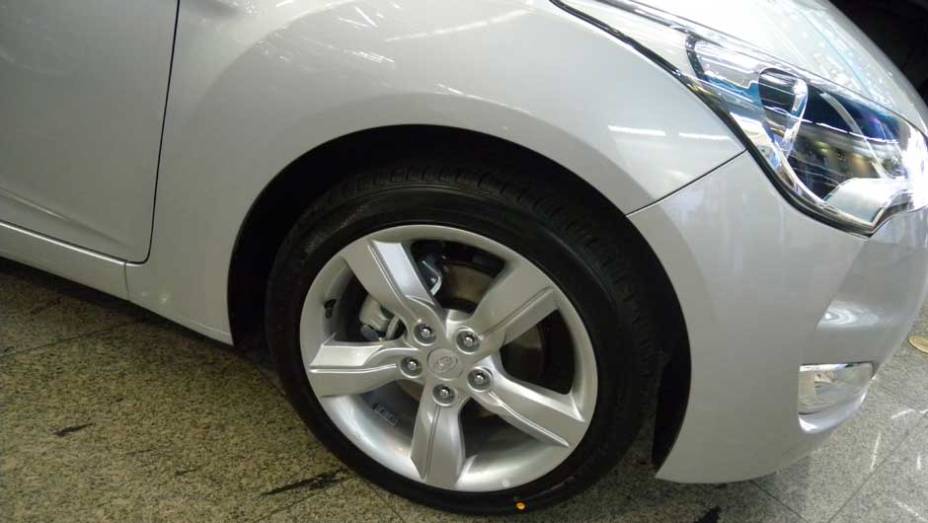 Hyundai Veloster | <a href="https://beta-develop.quatrorodas.abril.com.br/noticias/veloster-elantra-ja-estao-venda-concessionarias-hyundai-303518_p.shtml" rel="migration">Leia mais</a>