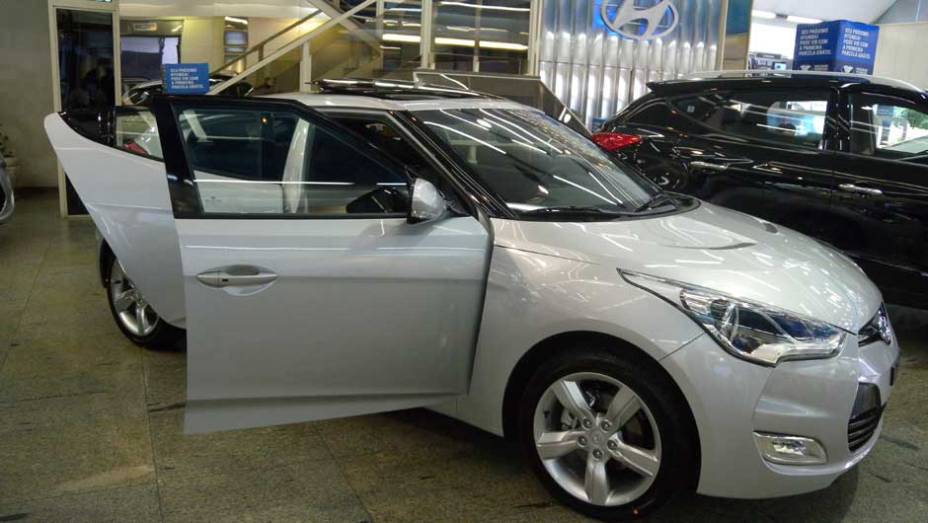 Hyundai Veloster | <a href="https://beta-develop.quatrorodas.abril.com.br/noticias/veloster-elantra-ja-estao-venda-concessionarias-hyundai-303518_p.shtml" rel="migration">Leia mais</a>