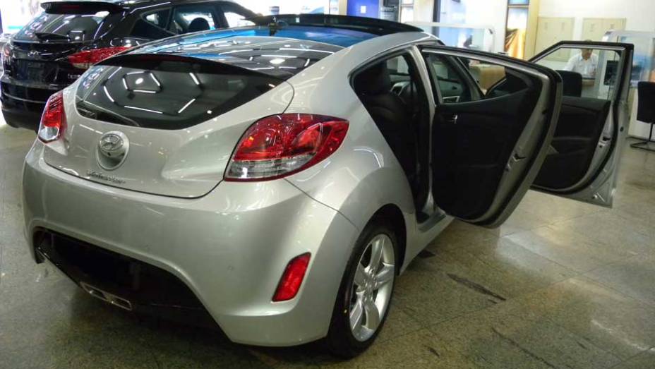 Hyundai Veloster | <a href="https://beta-develop.quatrorodas.abril.com.br/noticias/veloster-elantra-ja-estao-venda-concessionarias-hyundai-303518_p.shtml" rel="migration">Leia mais</a>