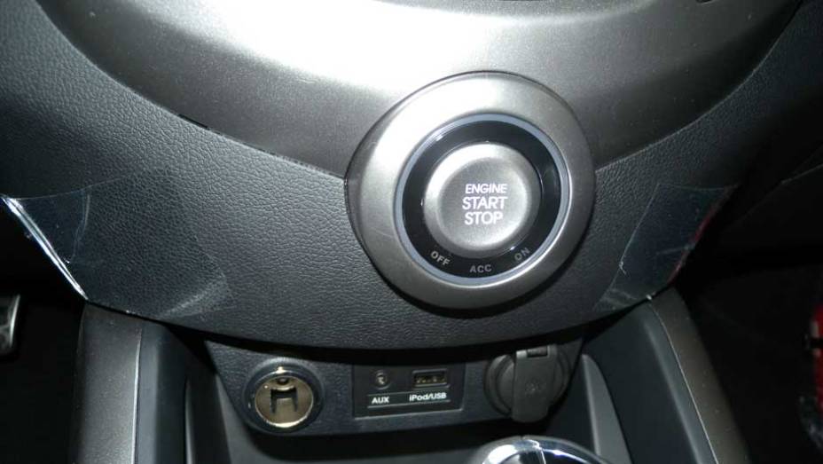 Hyundai Veloster | <a href="https://beta-develop.quatrorodas.abril.com.br/noticias/veloster-elantra-ja-estao-venda-concessionarias-hyundai-303518_p.shtml" rel="migration">Leia mais</a>