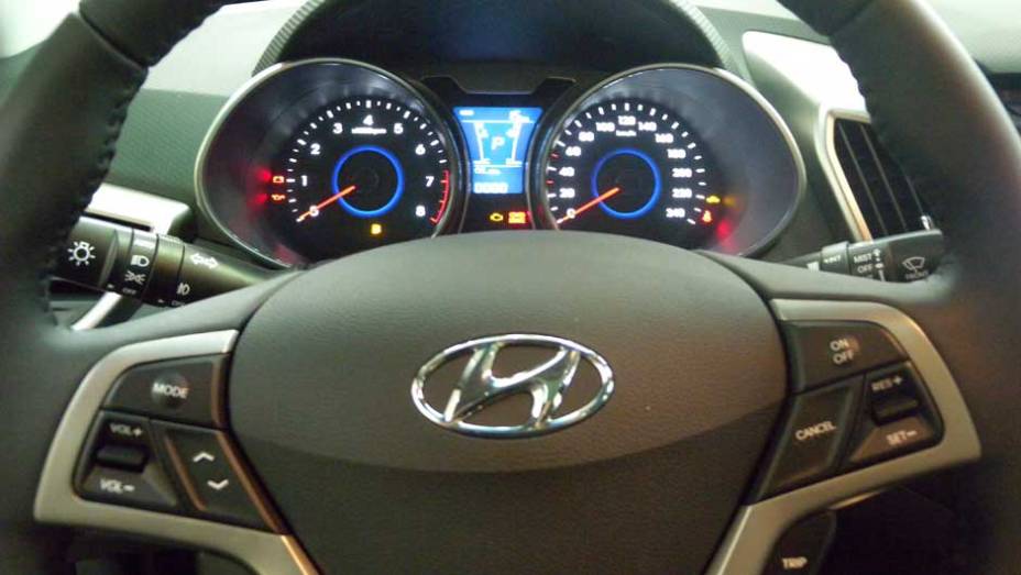 Hyundai Veloster | <a href="https://beta-develop.quatrorodas.abril.com.br/noticias/veloster-elantra-ja-estao-venda-concessionarias-hyundai-303518_p.shtml" rel="migration">Leia mais</a>