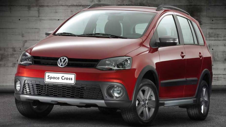 Visual discreto não esconde parentesco com o CrossFox | <a href="https://beta-develop.quatrorodas.abril.com.br/carros/lancamentos/volkswagen-space-cross-638261.shtml" rel="migration">Leia mais</a>