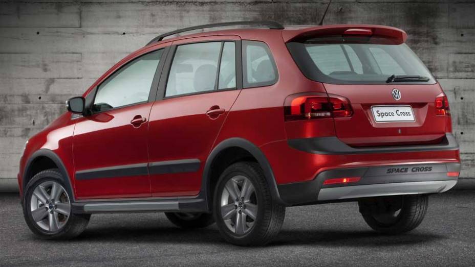 A grande diferença em relação ao seu irmão menor está na traseira, pois não há suporte para o estepe | <a href="https://beta-develop.quatrorodas.abril.com.br/carros/lancamentos/volkswagen-space-cross-638261.shtml" rel="migration">Leia mais</a>