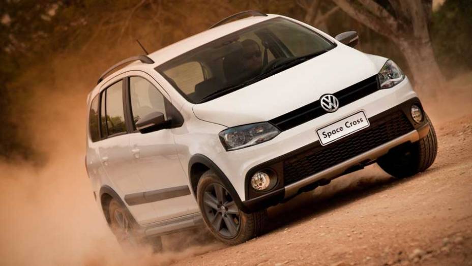 O motor que impulsiona a Space Cross é o conhecido 1.6 VHT | <a href="https://beta-develop.quatrorodas.abril.com.br/carros/lancamentos/volkswagen-space-cross-638261.shtml" rel="migration">Leia mais</a>