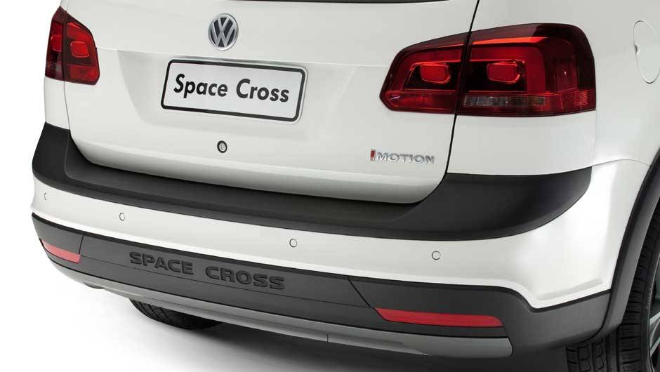 A suspensão foi elevada em 35 milímetros na traseira | <a href="https://beta-develop.quatrorodas.abril.com.br/carros/lancamentos/volkswagen-space-cross-638261.shtml" rel="migration">Leia mais</a> A suspensão foi elevada em 35 milímetros na traseira | <a href="https://beta-develop.quatrorodas.abril.com.br/carros/lancamentos/volkswagen-space-cross-638261.shtml" rel="migration">Leia mais</a>