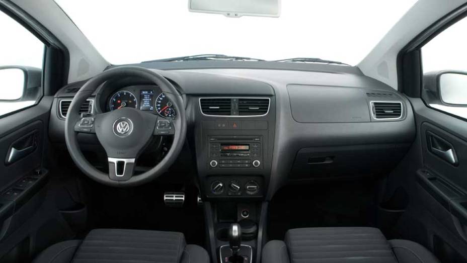 Interior vem recheado de itens de série. | <a href="https://beta-develop.quatrorodas.abril.com.br/carros/lancamentos/volkswagen-space-cross-638261.shtml" rel="migration">Leia mais</a>