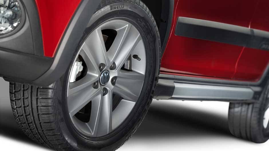 As rodas de 15 polegadas são pintadas de grafite. | <a href="https://beta-develop.quatrorodas.abril.com.br/carros/lancamentos/volkswagen-space-cross-638261.shtml" rel="migration">Leia mais</a> As rodas de 15 polegadas são pintadas de grafite. | <a href="https://beta-develop.quatrorodas.abril.com.br/carros/lancamentos/volkswagen-space-cross-638261.shtml" rel="migration">Leia mais</a>