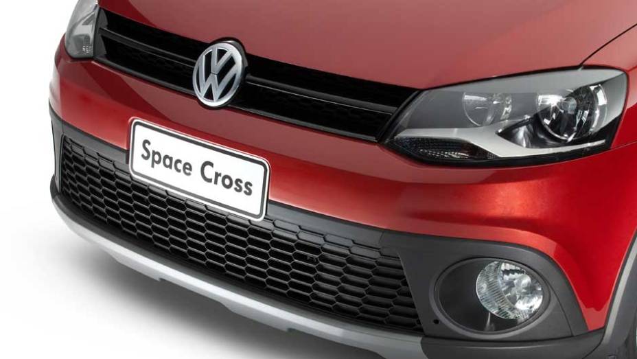 Na frente, a grade do tipo colméia e os faróis auxiliares se destacam. | <a href="https://beta-develop.quatrorodas.abril.com.br/carros/lancamentos/volkswagen-space-cross-638261.shtml" rel="migration">Leia mais</a>