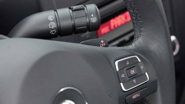 O volante multifuncional tem comandos de rádio e borboletas para trocas de marcha. | <a href="https://beta-develop.quatrorodas.abril.com.br/carros/lancamentos/volkswagen-space-cross-638261.shtml" rel="migration">Leia mais</a> O volante multifuncional tem comandos de rádio e borboletas para trocas de marcha. | <a href="https://beta-develop.quatrorodas.abril.com.br/carros/lancamentos/volkswagen-space-cross-638261.shtml" rel="migration">Leia mais</a>