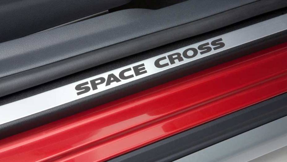 A Space Cross vai rivalizar com Palio Adventure e 207 Escapade. | <a href="https://beta-develop.quatrorodas.abril.com.br/carros/lancamentos/volkswagen-space-cross-638261.shtml" rel="migration">Leia mais</a>