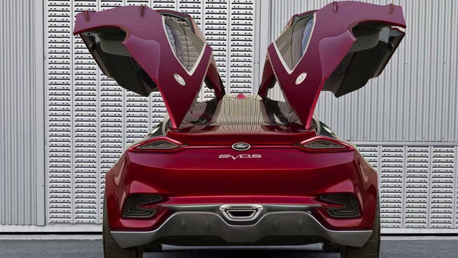 Abertura das portas do tipo asa de gaivota tamb&eacute;m &eacute; destaque | <a href="https://beta-develop.quatrorodas.abril.com.br/noticias/ford-mostra-cupe-esportivo-evos-300581_p.shtml" rel="migration">Leia mais</a>