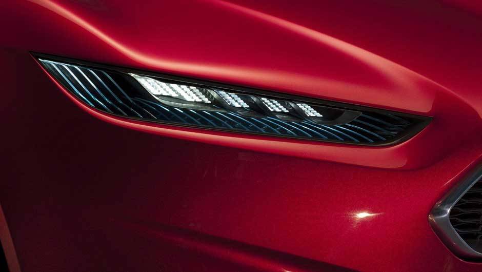 Far&oacute;is discretos possuem formato afilado | <a href="https://beta-develop.quatrorodas.abril.com.br/noticias/ford-mostra-cupe-esportivo-evos-300581_p.shtml" rel="migration">Leia mais</a>