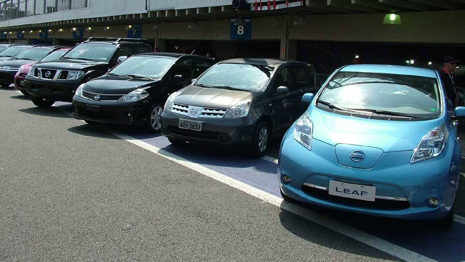Carros e estande da Nissan no QRX 2011