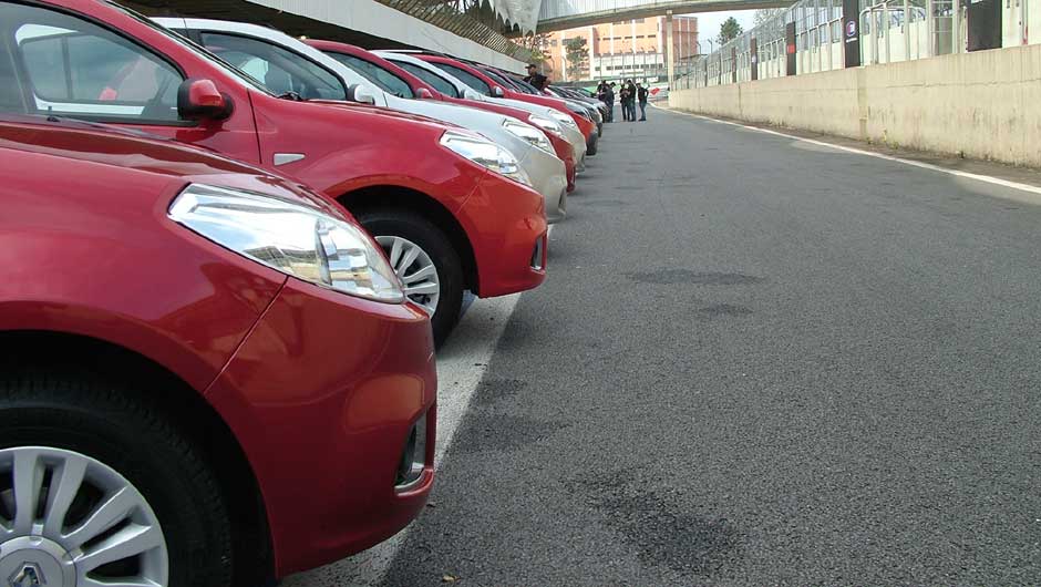 Carros e estande da Renault no QRX 2011