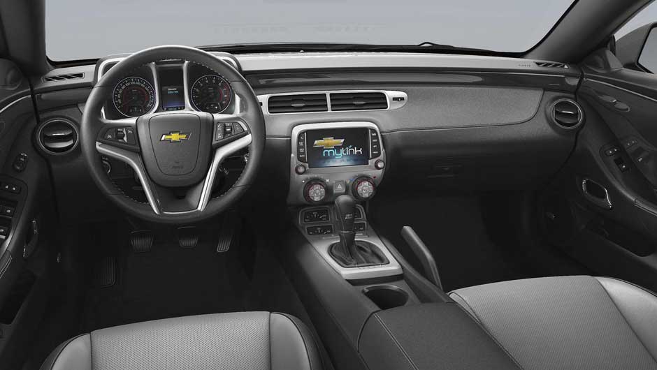 Por dentro, salvo pelo sistema multim&iacute;dia MyLink, tudo &eacute; parecido com o antigo Camaro | <a href="https://beta-develop.quatrorodas.abril.com.br/noticias/fabricantes/chevrolet-traz-camaro-conversivel-ao-brasil-785537.shtml" rel="migration">Leia mais</a>