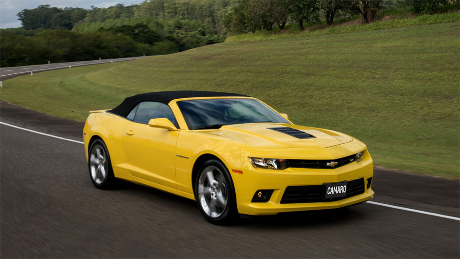 O modelo conta com motor 6.2 V8, que entrega 406 cavalos de pot&ecirc;ncia e 56,7 mkgf de torque | <a href="https://beta-develop.quatrorodas.abril.com.br/noticias/fabricantes/chevrolet-traz-camaro-conversivel-ao-brasil-785537.shtml" rel="migration">Leia mais</a>